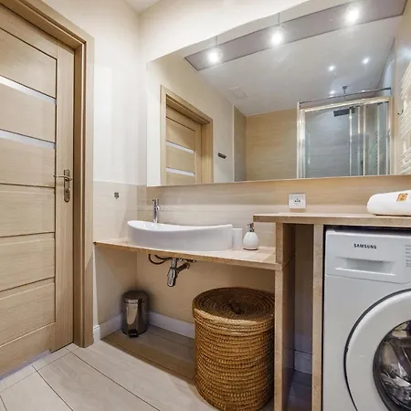 شقة Meiguan With Huge Terrace + Extra 2 Parking Spots