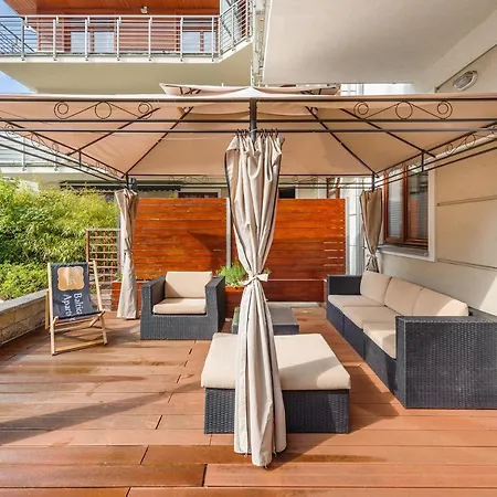 شقة Meiguan With Huge Terrace + Extra 2 Parking Spots